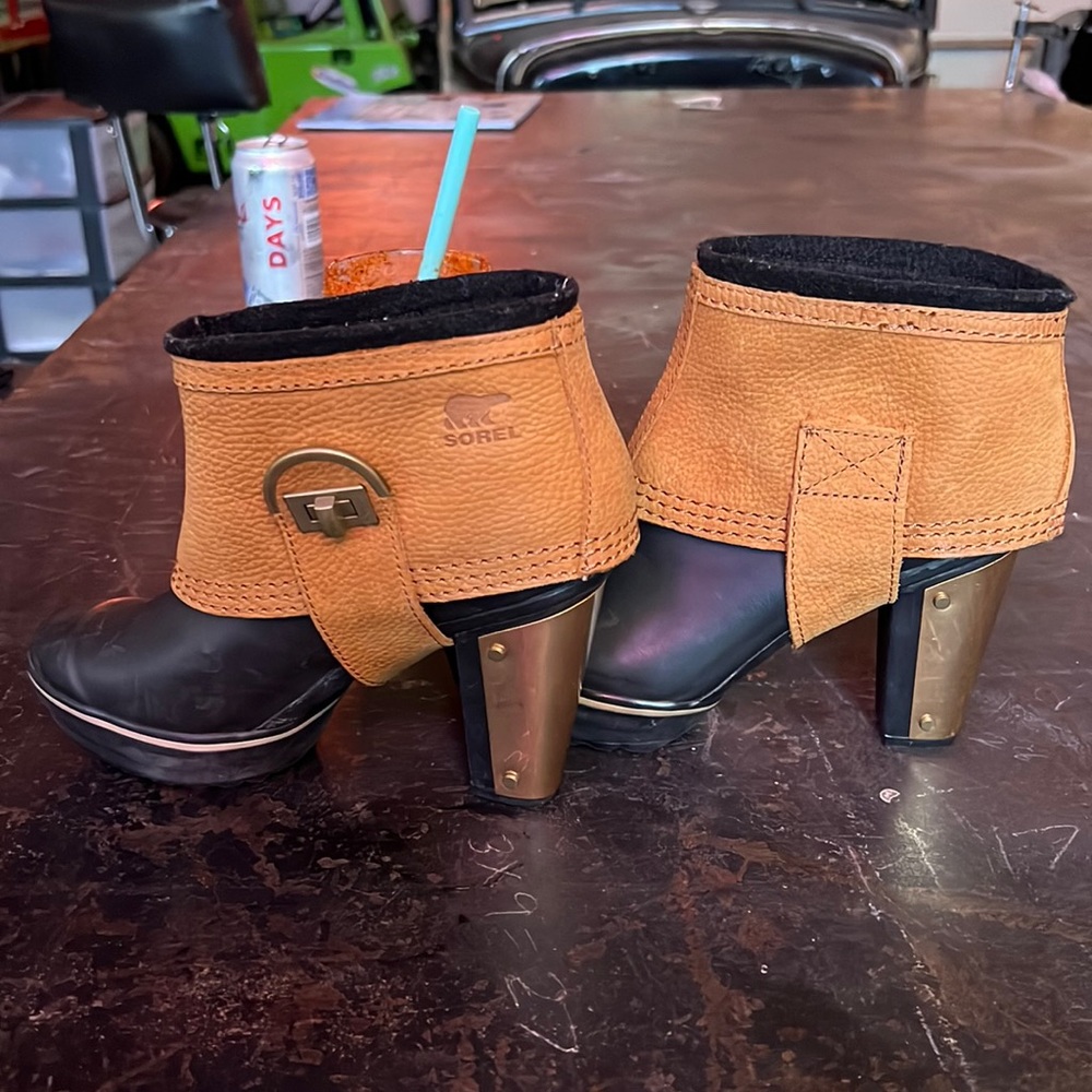Sorel size 6 bootie. Never worn